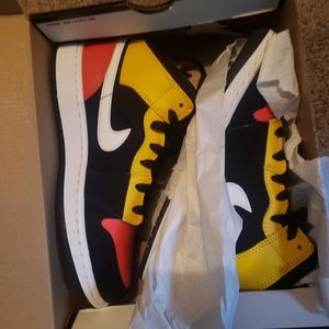 Air Jordan 1 mid size